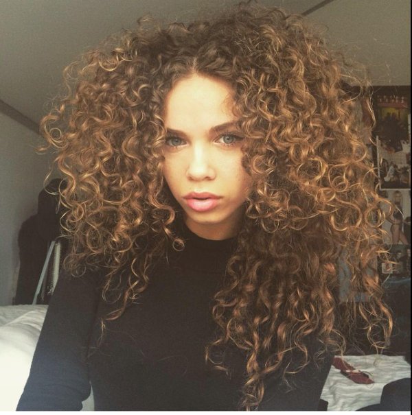 С кудрявыми девушками