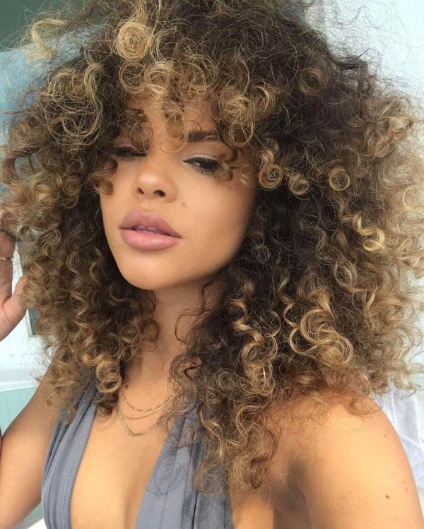 С кудрявыми девушками