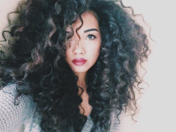 С кудрявыми девушками