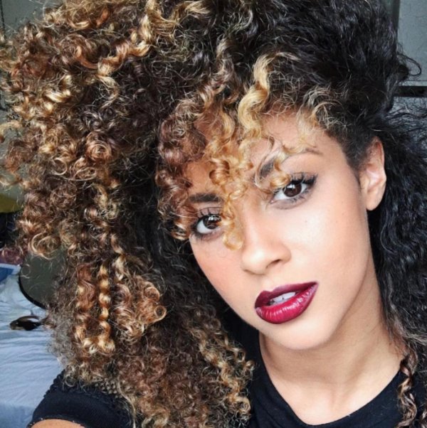 С кудрявыми девушками