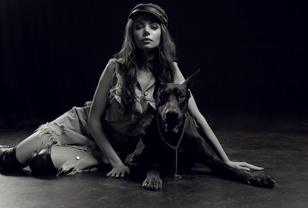 Девушка и собака