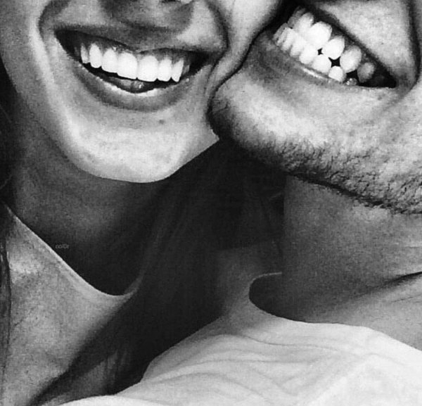 С девушками смеющихся