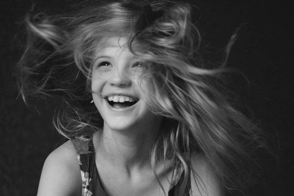 С девушками смеющихся