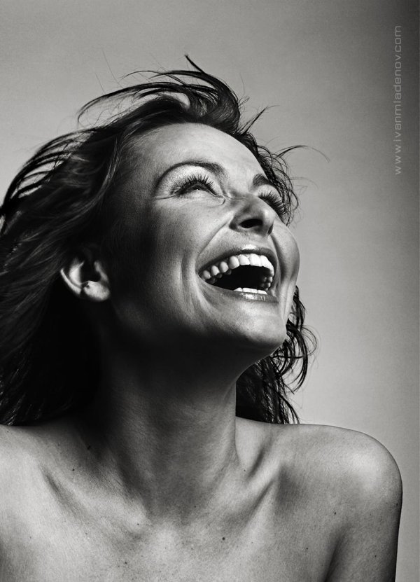 С девушками смеющихся