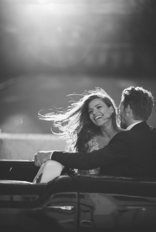 С девушками смеющихся