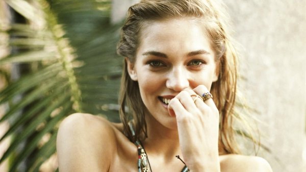 С девушками смеющихся