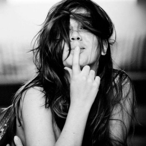 С девушками смеющихся