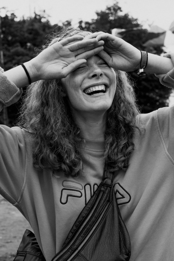 С девушками смеющихся