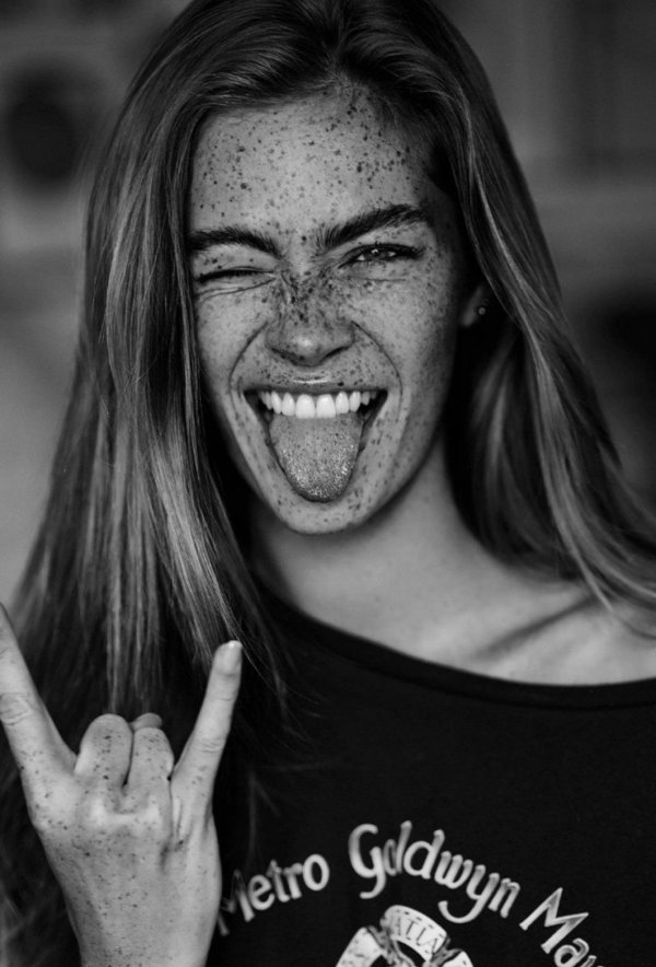 С девушками смеющихся