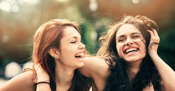 С девушками смеющихся