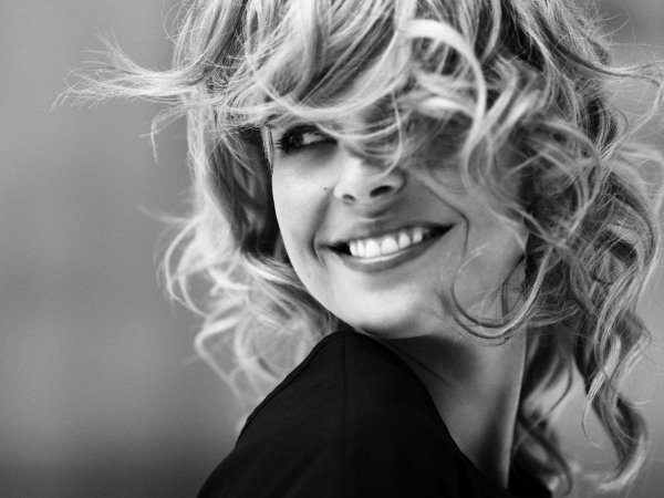 С девушками смеющихся