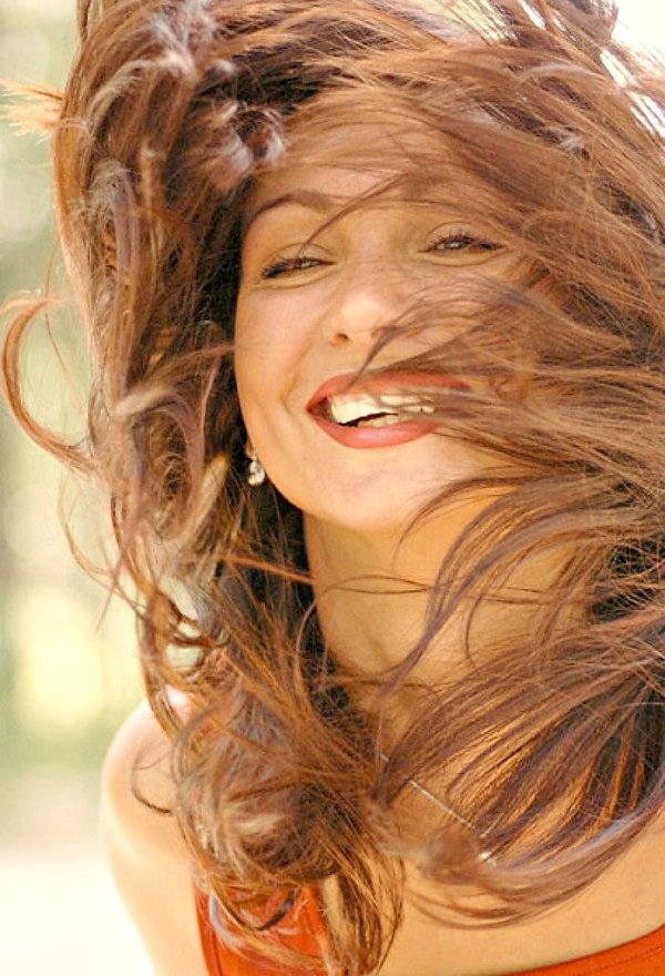 С девушками смеющихся