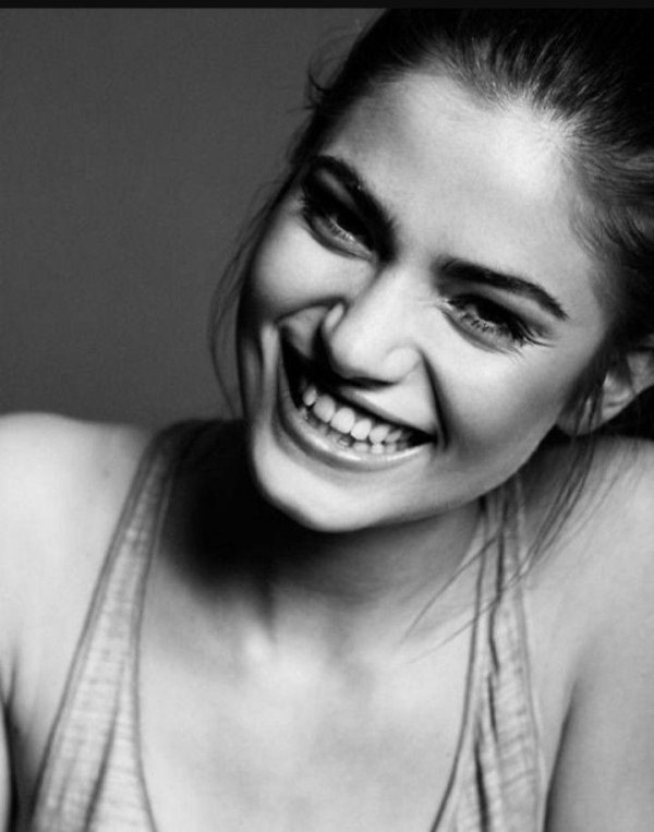 С девушками смеющихся