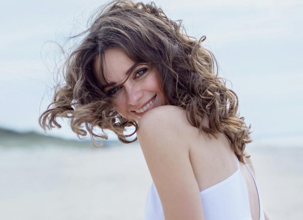 С девушками смеющихся