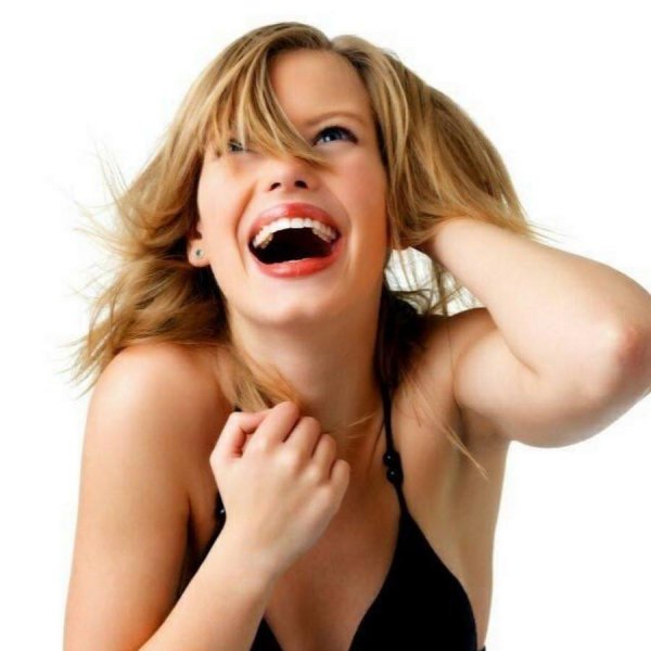 С девушками смеющихся