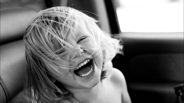 С девушками смеющихся