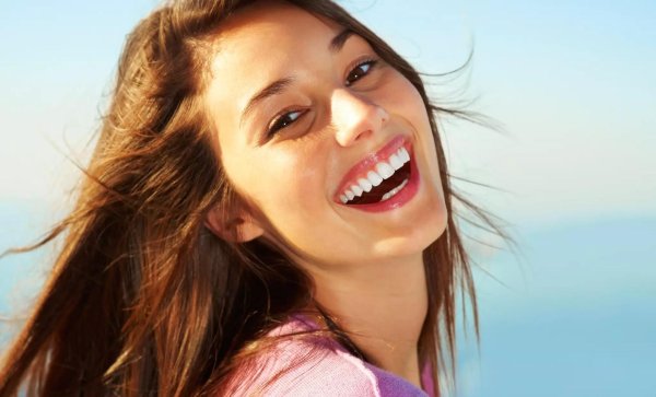 С девушками смеющихся