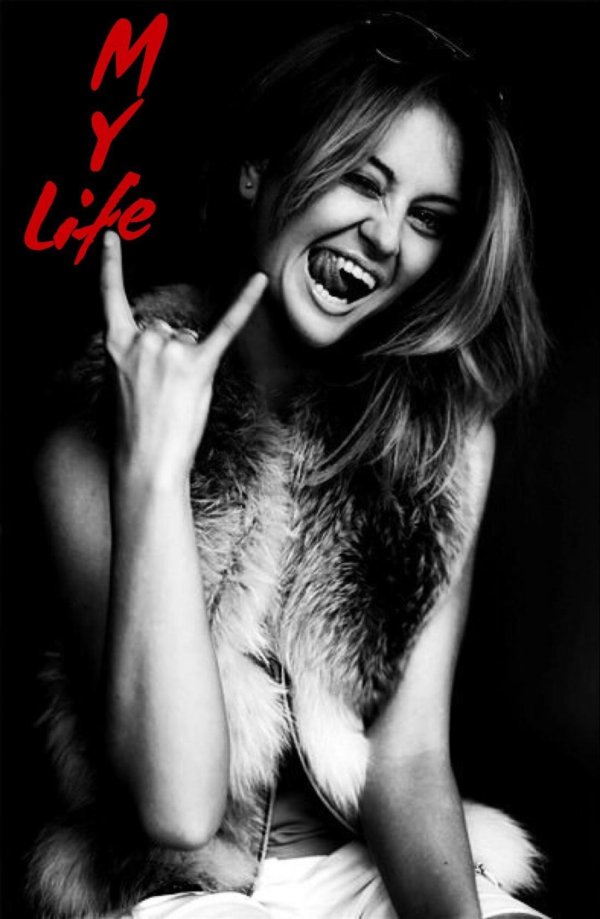 С девушками смеющихся