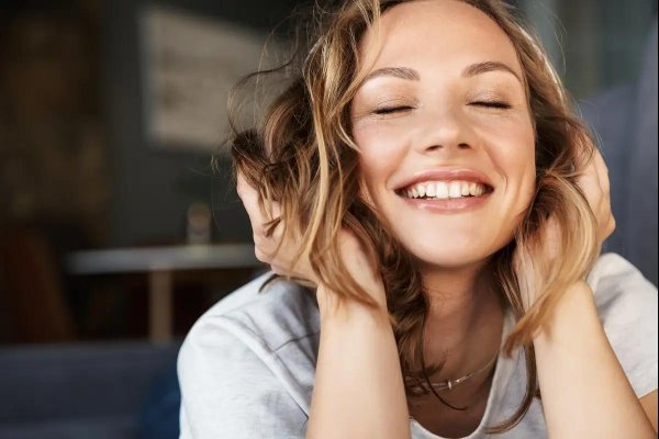 С девушками смеющихся