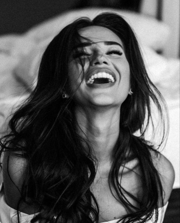 С девушками смеющихся