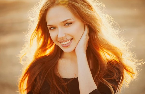 С девушками смеющихся