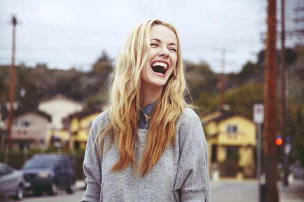 С девушками смеющихся