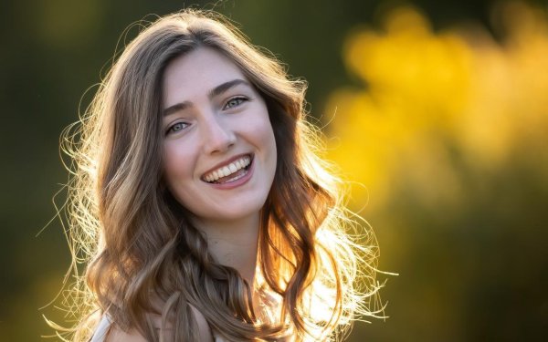 С девушками смеющихся