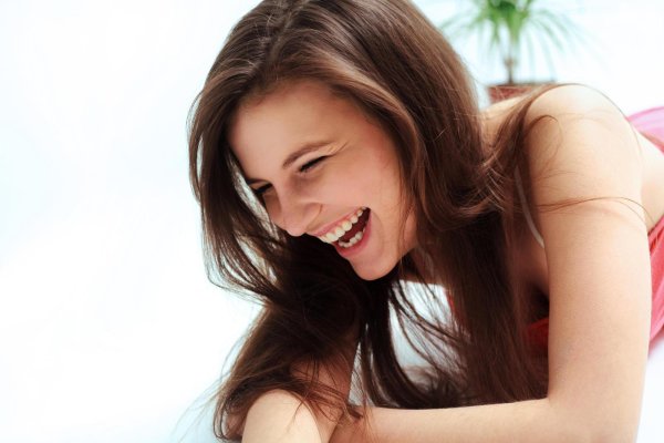 С девушками смеющихся