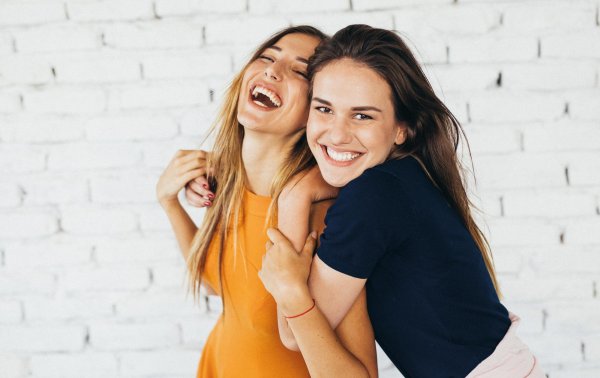 С девушками смеющихся