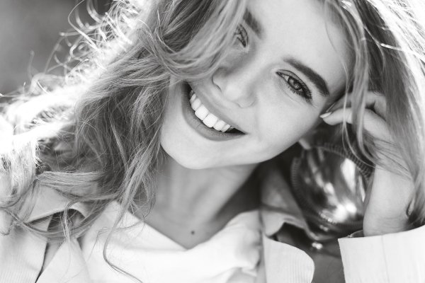 С девушками смеющихся