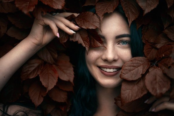 С девушками смеющихся