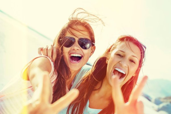 С девушками смеющихся