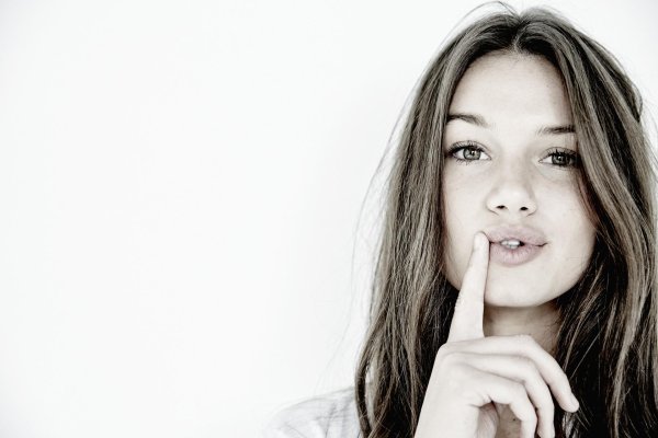 С девушками смеющихся