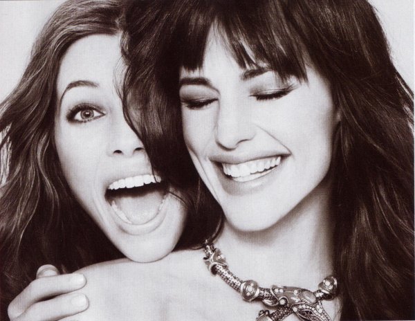 С девушками смеющихся