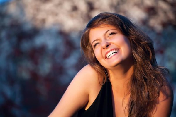 С девушками смеющихся