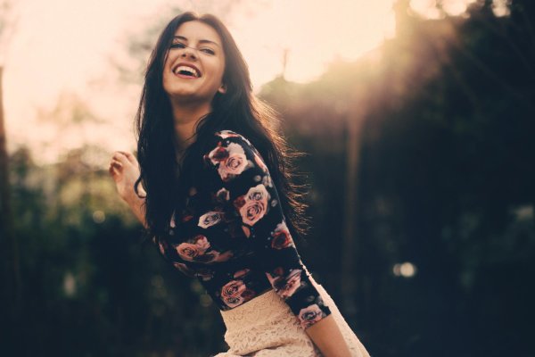 С девушками смеющихся