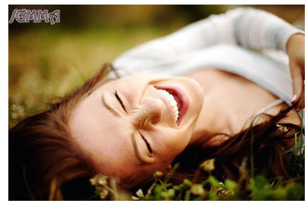 С девушками смеющихся