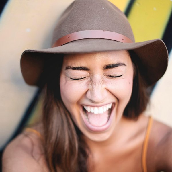 С девушками смеющихся