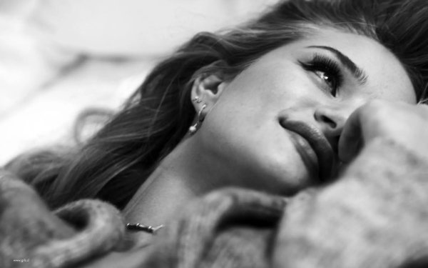 С девушками смеющихся