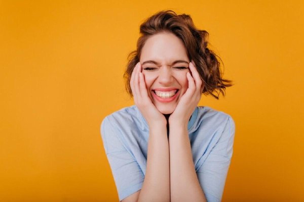 С девушками смеющихся