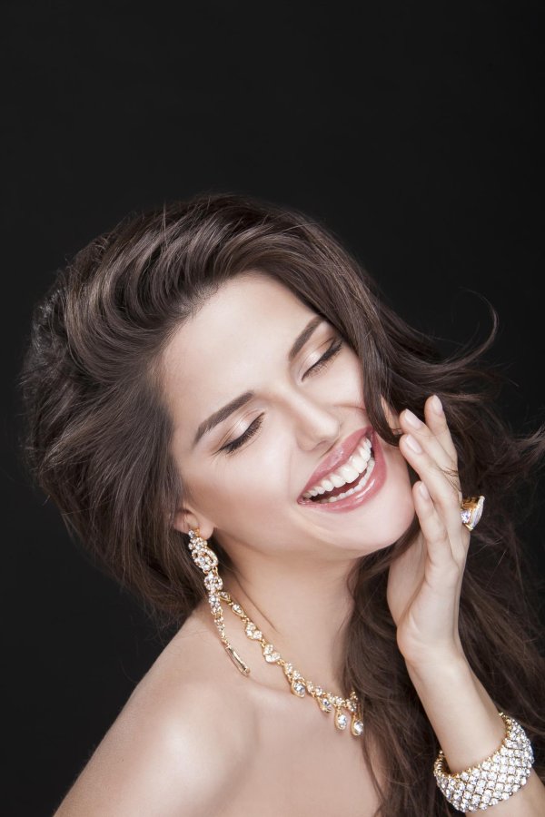 С девушками смеющихся