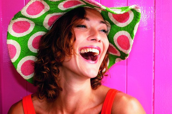 С девушками смеющихся