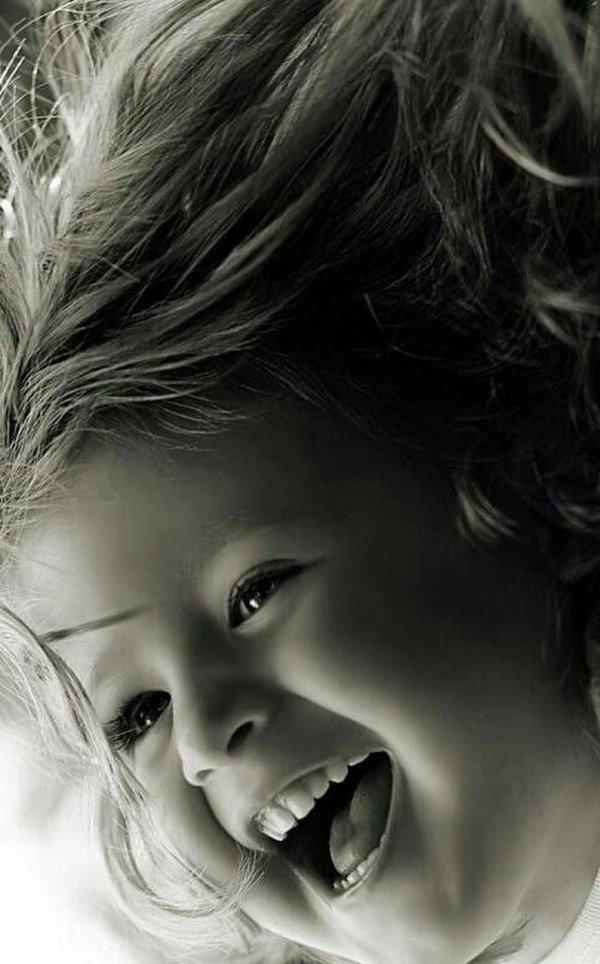 С девушками смеющихся