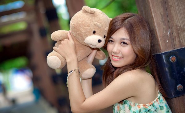 Девушка с мишкой