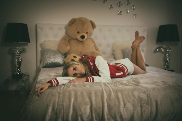 Девушка с мишкой