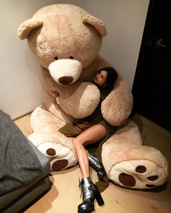 Девушка с мишкой