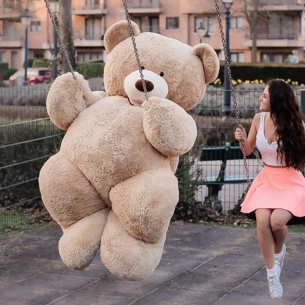 Девушка с мишкой