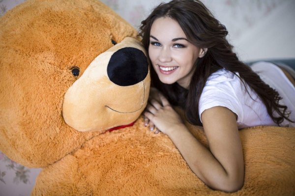 Девушка с мишкой