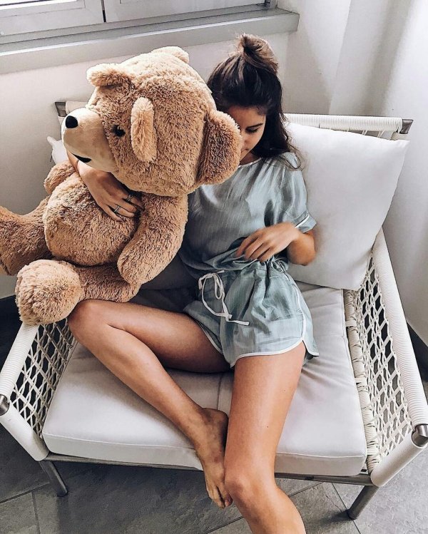 Девушка с мишкой