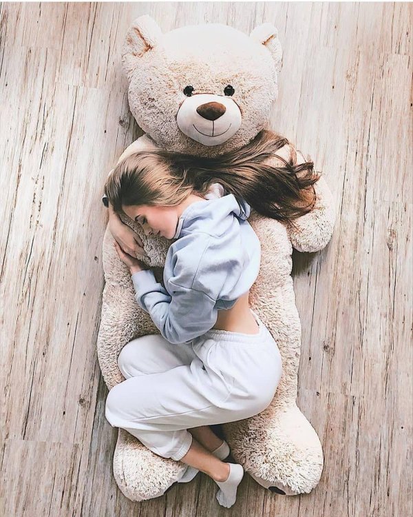 Девушка с мишкой